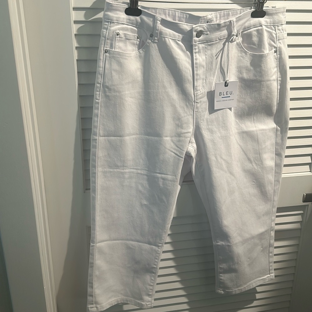 NWT Bleu Denim White Capri with five pockets. Stretchy and comfortable.  Size 16